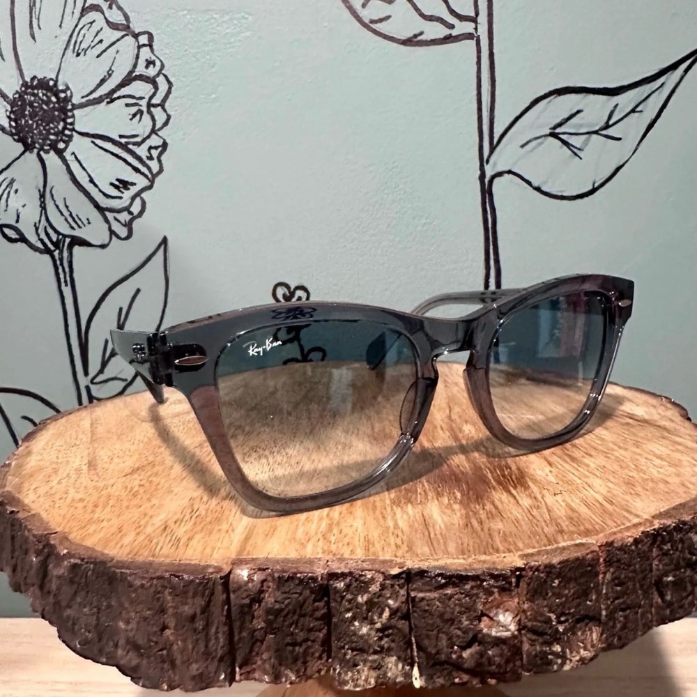 Ray-Ban Unisex
Sunglasses, RB0707S
